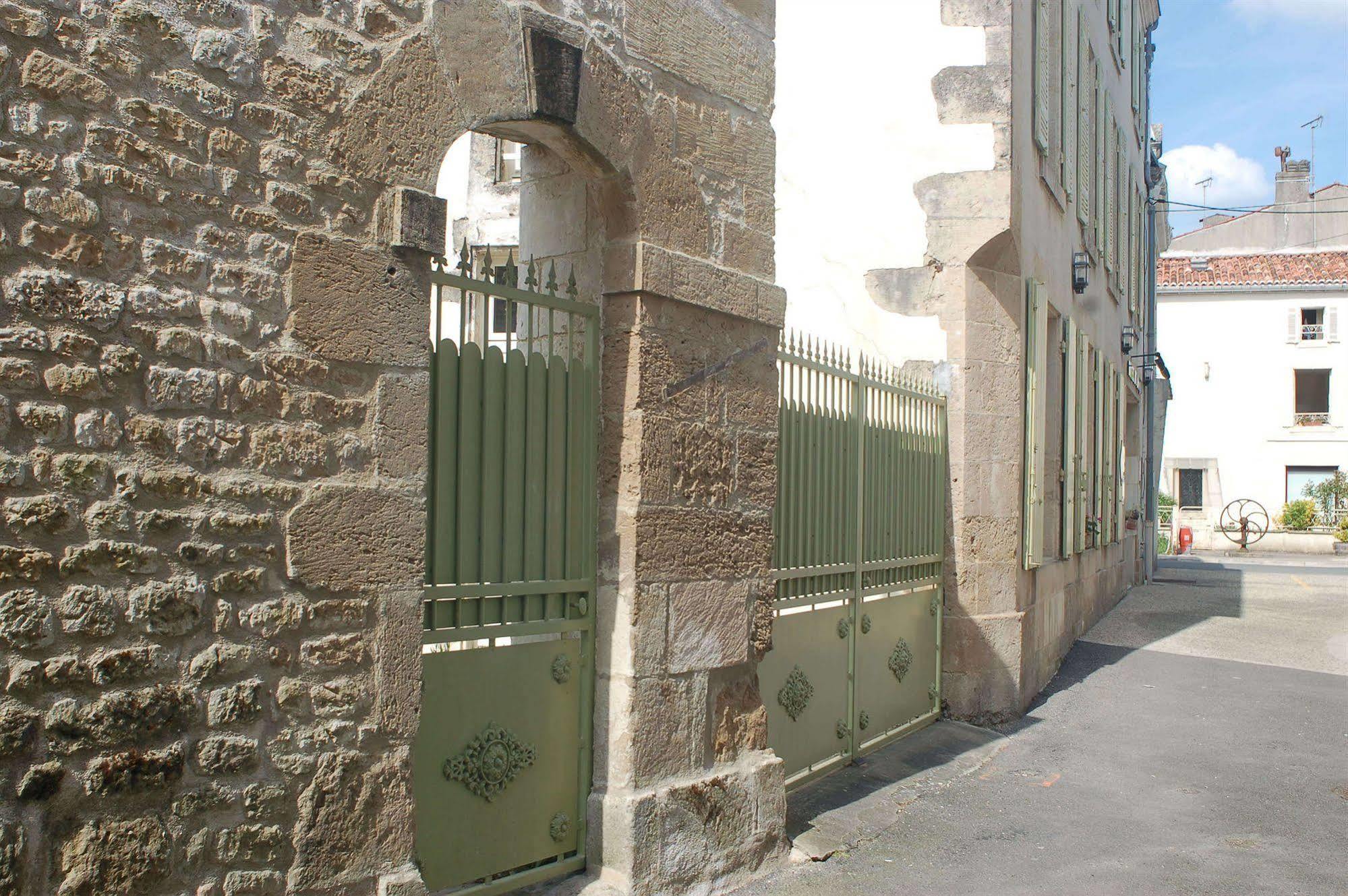 Hotel Du Donjon Aulnay  Zewnętrze zdjęcie